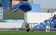 Парашутист приземлився на футбольне поле під час матчу італійської Серії А (фото, відео)