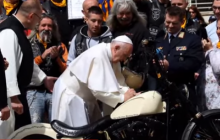 На аукціон у Великій Британії виставили мотоцикл із підписом Папи Римського (відео)