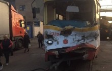 В Одессе автокран врезался в трамвай с пассажирами (фото)