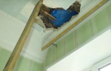 Карлсон повернувся: у РФ чоловік провалився у квартиру крізь зогнилий дах