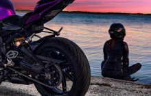 Під Києвом провели в останній путь популярну мотоблогерку, яка загинула в аварії (відео)