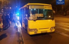 В Одесі п’яний чоловік розтрощив маршрутку і погрожував пасажирам розправою