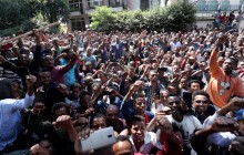 Во время протестов против лауреата Нобелевской премии мира погибло почти 70 человек