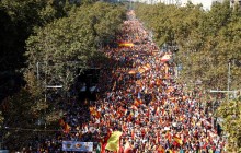 Десятки тысяч людей вышли на улицы Барселоны против движения за независимость региона