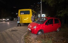 У Києві автобус з пасажирами в'їхав у Matiz: водій легковика в лікарні (фото, відео)