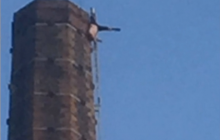 Мужчина застрял на гигантском дымоходе и прославился в сети (видео)