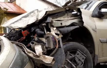 Во Львове 19-летний водитель протаранил два забора и влетел во двор (видео)