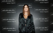 41-летняя Ани Лорак позировала на камеру в белье (фото)