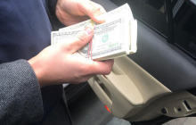 В Киеве главного специалиста НБУ поймали на взятке в $40 тысяч (фото)