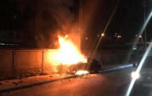 В Киеве BMW влетел в столб и загорелся (видео, фото)