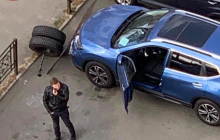 В Києві у маршрутки відвалилось колесо і влетіло у припаркований легковик (фото)