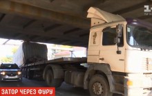 В Одесі вантажівка застрягла під мостом: затор розтягнувся на декілька кілометрів (відео)