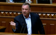 Нардеп показував дулі під час виступу в Раді (відео)