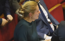 Депутат від "Слуги народу" розплакалася в Раді просто під час засідання (фото, відео)