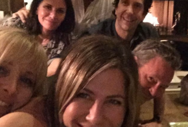 Друзі знову разом: Дженніфер Еністон завела Instagram і підірвала його єдиним фото