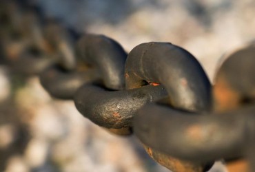 На Одещині родичі посадили на ланцюг 7-річного сироту