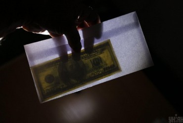 Половина українців вважають хабарі звичним явищем, а третина використовує кумівство