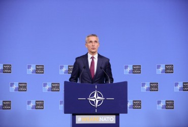 Повинні швидко діяти: Столтенберг і Кулеба обговорили постачання озброєння в Україну