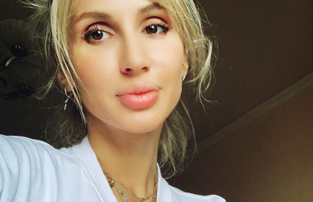 Лобода показала фото з немовлям на руках