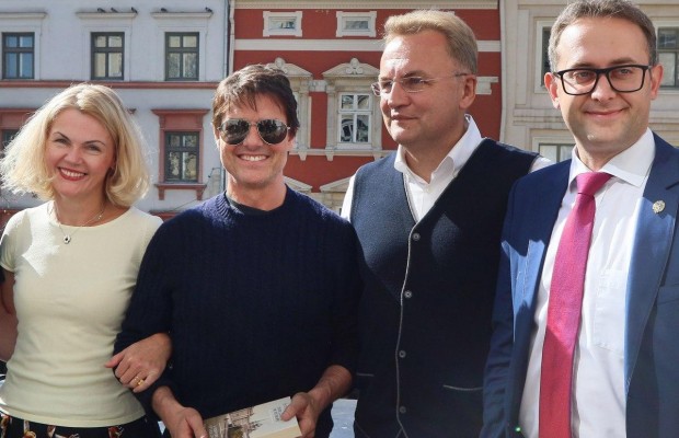 "Гарне місто і гарні люди": Том Круз прилетів до Львова і вже розповів про враження (відео, фоторепортаж)