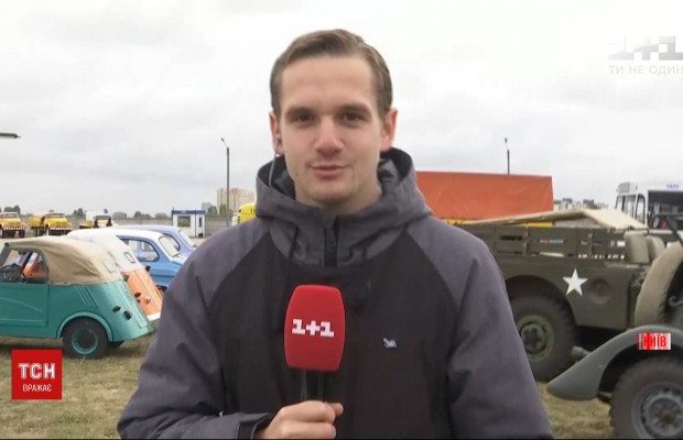 Сотні раритетних авто просто неба: у столичному Музеї авіації відкрили ретро-виставку (відео)