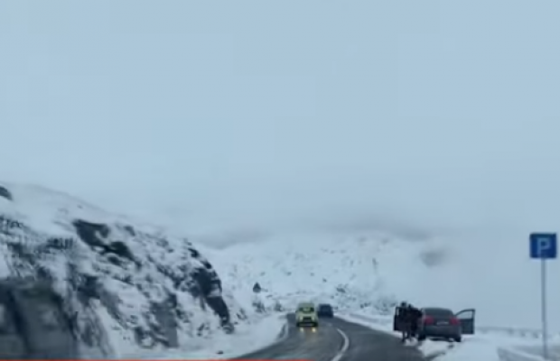 Гірські курорти у Румунії засипало снігом (відео)