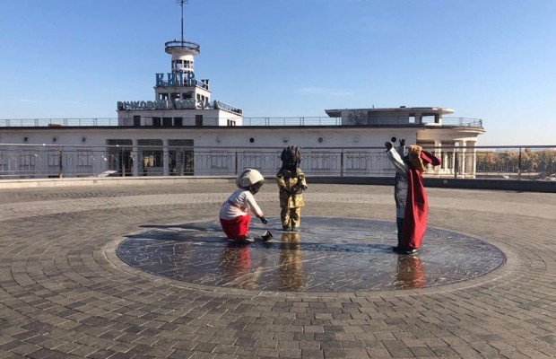 В Киеве на Почтовой площади скульптуры детей одели в честь праздника (фото)