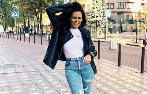 Настя Каменских в стильном аутфите показала, как радуется бабьему лету (фото)