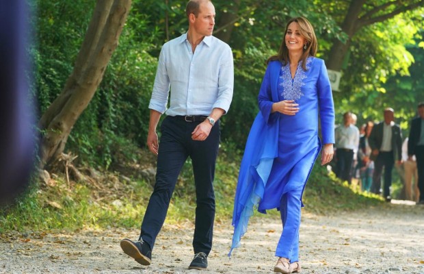 В костюме цвета индиго и балетках: герцогиня Кембриджская вместе с принцем Уильямом приехали в Национальный парк Пакистана (фото, видео)