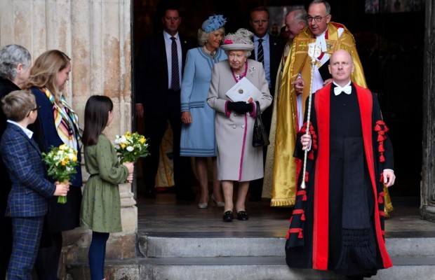 У пір'ї, діамантах і перлах: королева Єлизавета II відвідала святкову службу в Лондоні (фото)