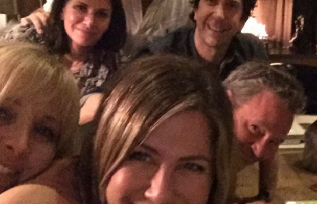 "Друзі" знову разом: Дженніфер Еністон завела Instagram і підірвала його єдиним фото