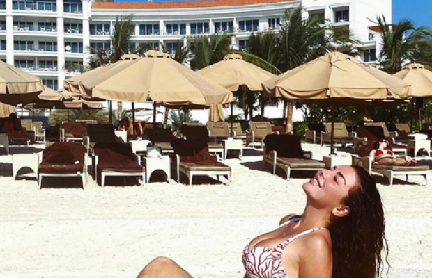 "Груди ось-ось вистрибнуть": Сєдокова в бікіні розбурхала мережу