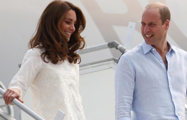 Герцогиня Кембриджська в білосніжному вбранні приїхала до села в Лахорі (фото)