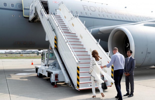 Принц Вільям і герцогиня Кейт з другої спроби повернулася до Ісламбада з Лахора (фото)