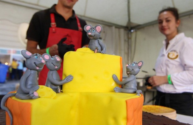 100-килограммовый сырник приготовили на юбилейном фестивале "Сыра и вина" во Львове (фото, видео)