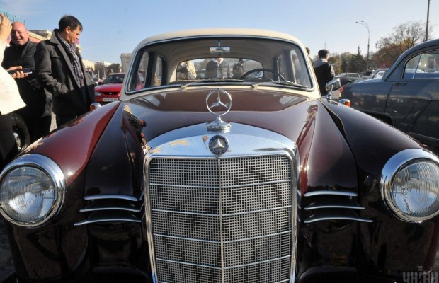 На День автомобіліста у Харкові провели виставку ретро-автомобілів (фоторепортаж)