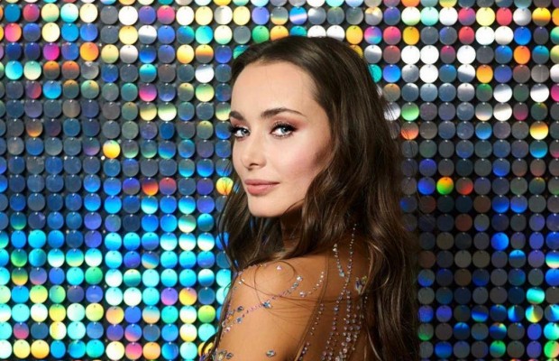 Фаворитка шоу "Танцы со звездами" показала фигуру в полупрозрачном наряде (фото)