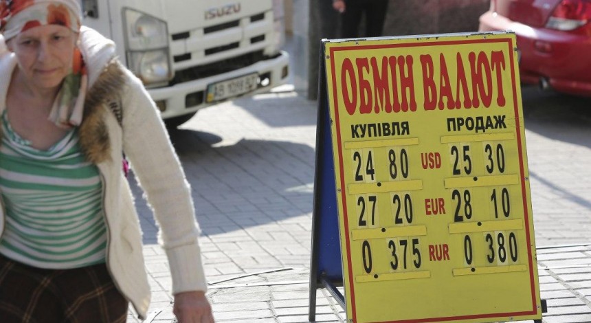 Почем сегодня валюта: доллар и евро подешевели в курсах Нацбанка