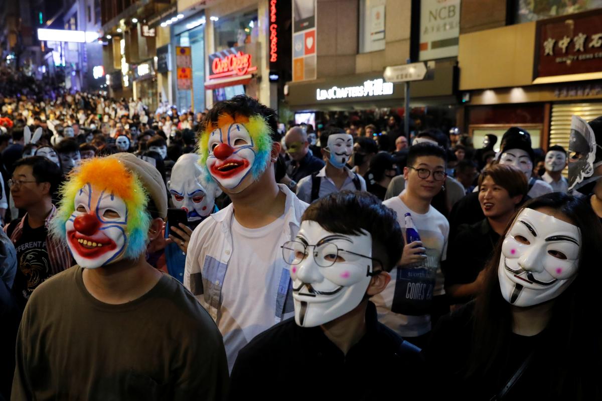 Марш на Хэллоуин в Гонконге / Фото REUTERS