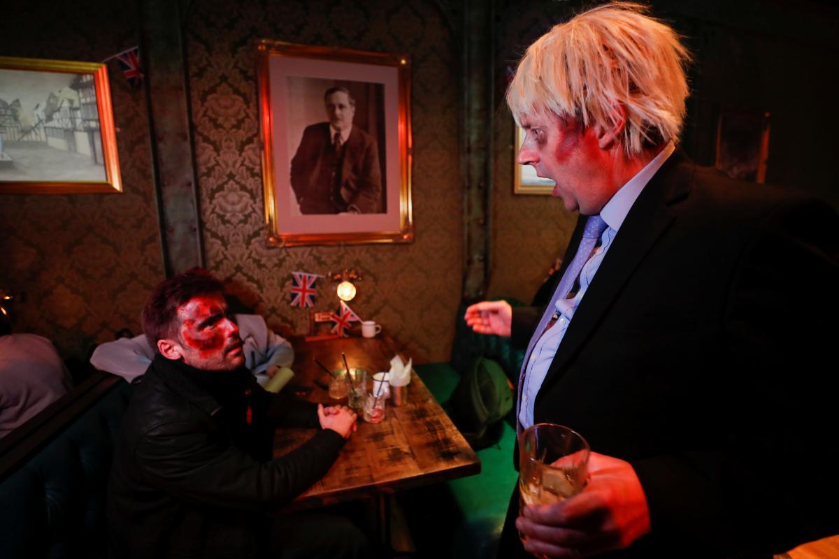 Главный герой вечеринки - зомби Борис Джонсон / Фото REUTERS