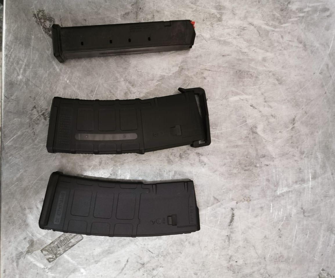 В чемодане иностранца обнаружили 2 магазина к автоматической винтовке «М16» и 1 магазин к пистолету «Глок»  / фото dpsu.gov.ua