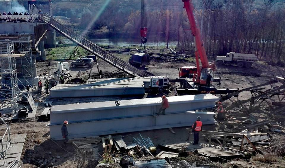Продолжается восстановление моста в Станице Луганской / фото Луганская ОГА Продолжается восстановление моста в Станице Луганской / фото Луганская ОГА