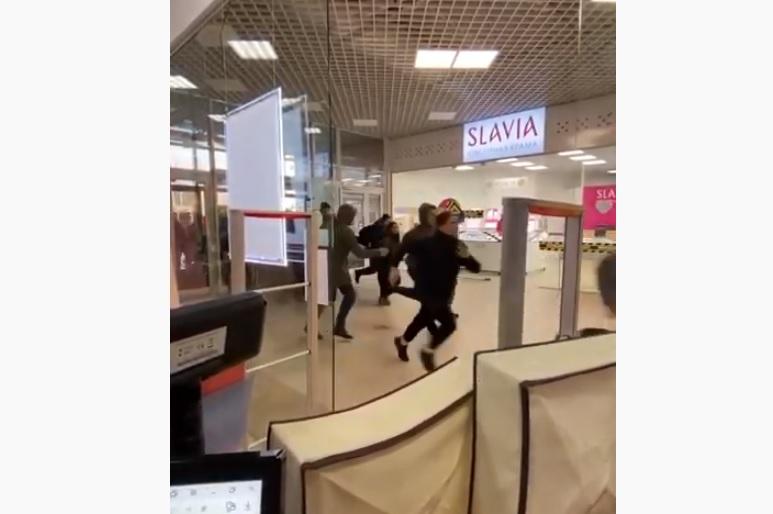 У Вітебську підлітки налетіли на ресторан KFC заради безкоштовної їжі / Скріншот - Youtube, #RFRM У Вітебську підлітки налетіли на ресторан KFC заради безкоштовної їжі / Скріншот - Youtube, #RFRM