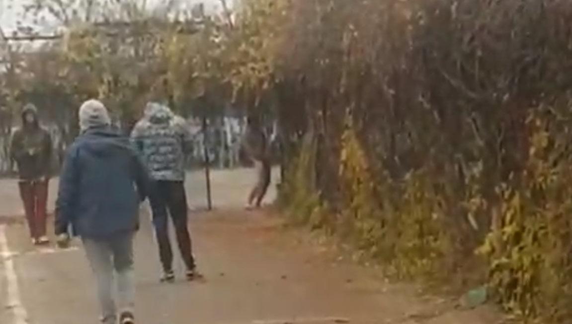 Голий чоловік пробрався до дітей-спортсменів в Миколаєві / Youtube, Blacklist Nikolaev Голий чоловік пробрався до дітей-спортсменів в Миколаєві / Youtube, Blacklist Nikolaev