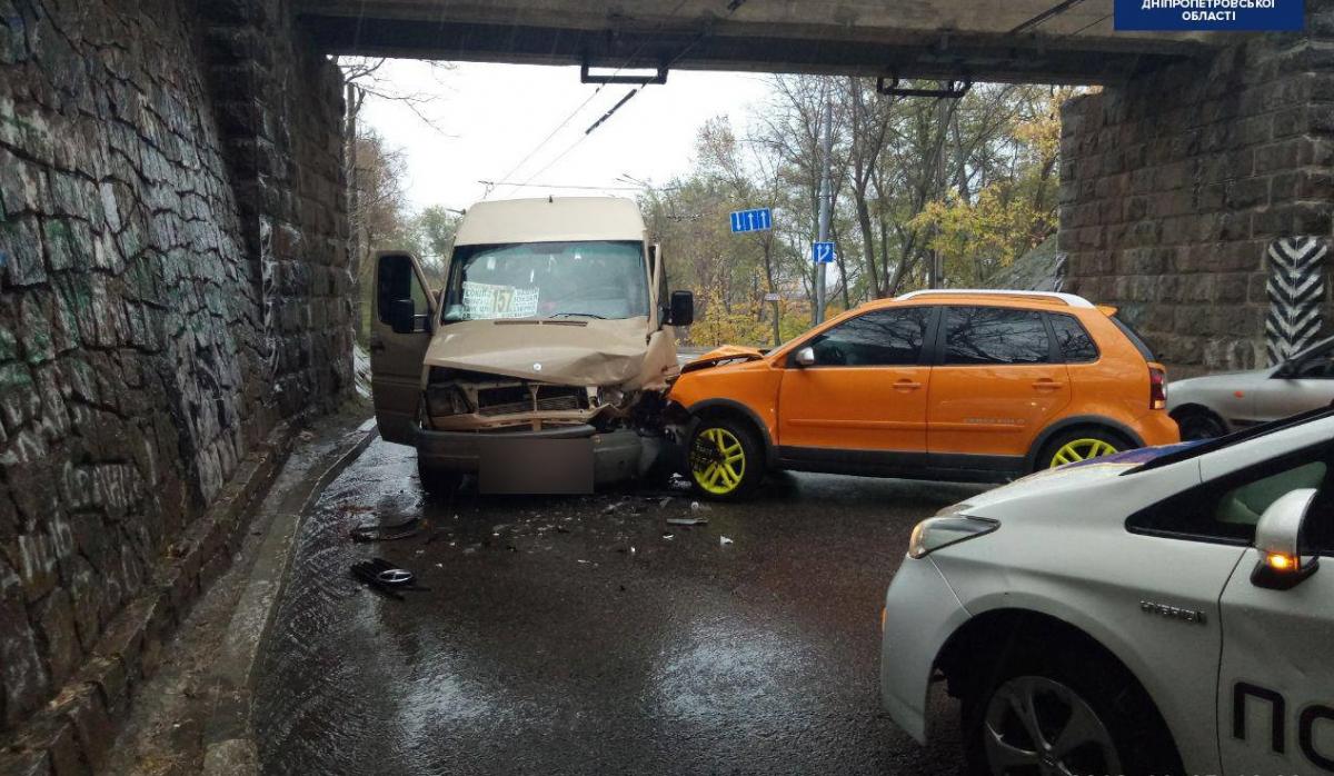 Водитель Volkswagen не справилась с управлением и врезалась в маршрутку / фото: facebook.com/dnipropolice