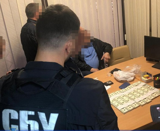 Екс-посадовця затримали під час отримання 200 тисяч доларів / ssu.gov.ua