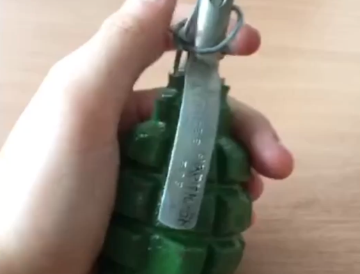 Бросая гранату, школьник выкрикнул: "Лягай!" / скриншот