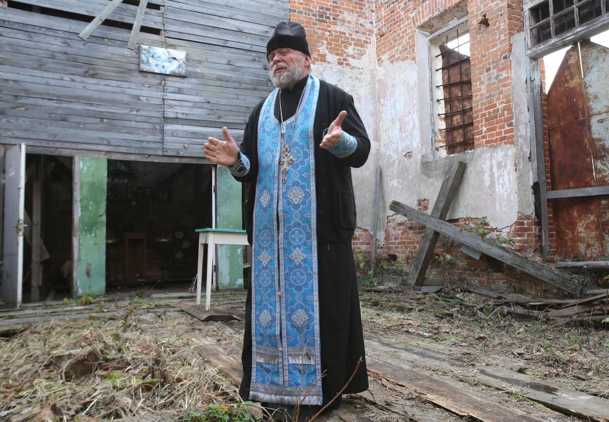Отец Сергий говорит, что храм находится в аварийном состоянии / Фото УНИАН
