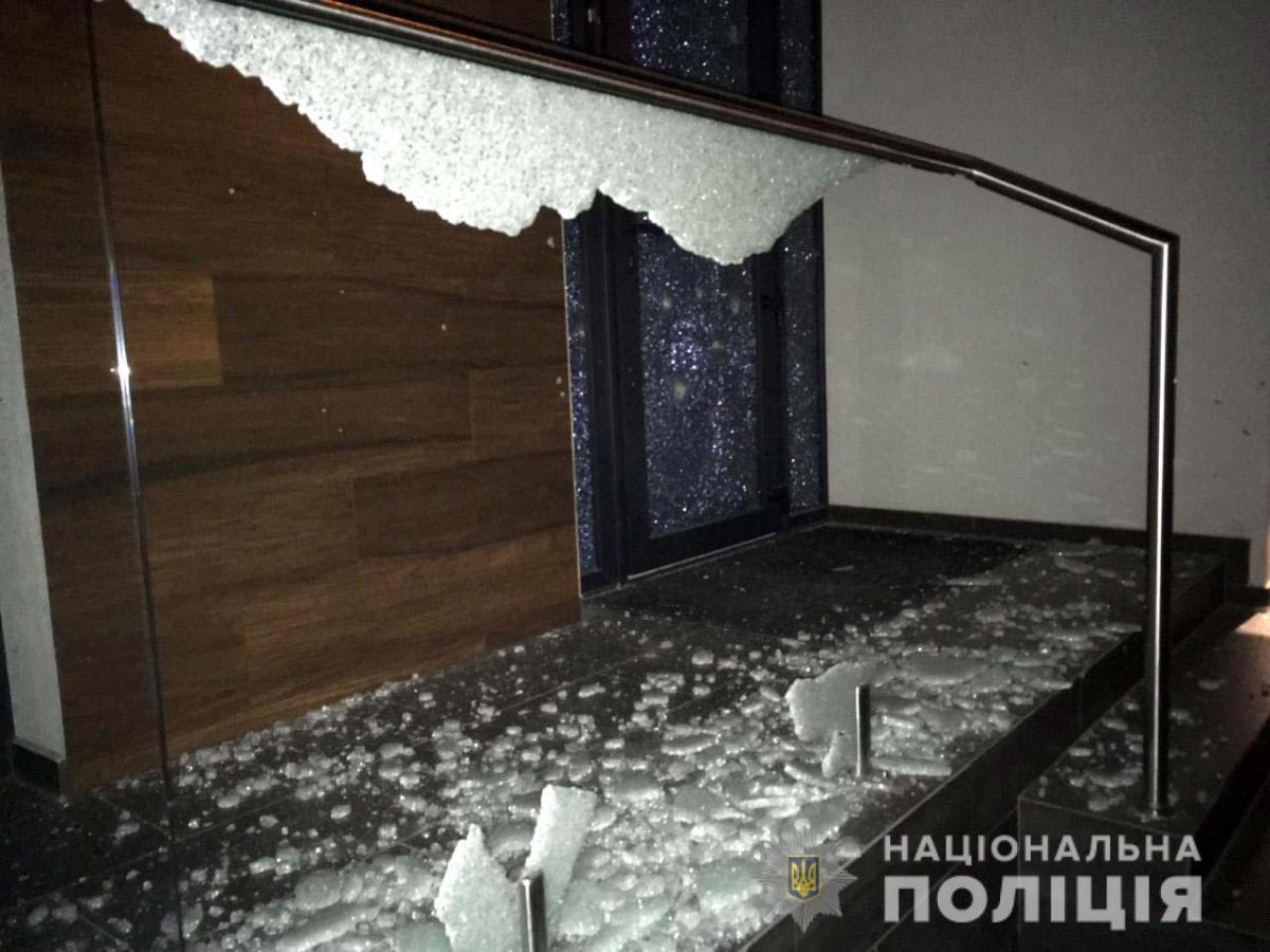 Вибухом частково пошкоджено фасад будинку, вікно та вхідні двері / фото ГУ НП в Рівненській області Вибухом частково пошкоджено фасад будинку, вікно та вхідні двері / фото ГУ НП в Рівненській області
