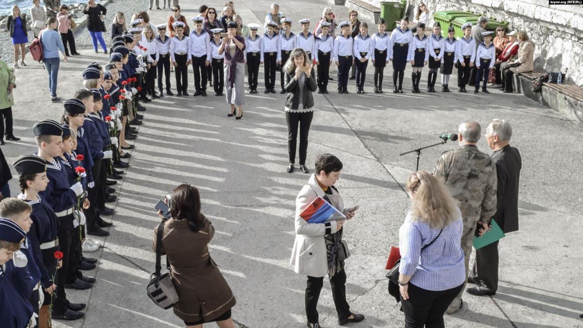 В Крыму детей заставили стоять на митинге, несмотря на жару / krymr.org (RFE/RL) В Крыму детей заставили стоять на митинге, несмотря на жару / krymr.org (RFE/RL)
